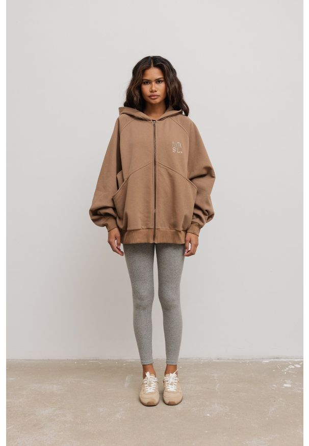 Marsala - Bluza typu oversize z HAFTEM, w kolorze CAMEL- DALLAS-UNI. Typ kołnierza: kaptur. Materiał: bawełna, dzianina, poliester. Wzór: haft. Styl: sportowy