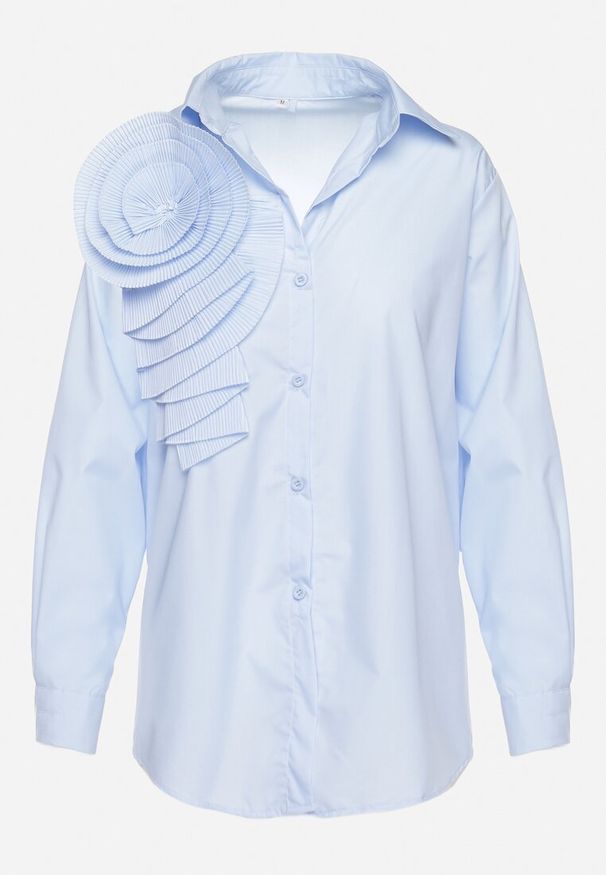 Born2be - Niebieska Koszula Udekorowana Aplikacją w Kształcie Kwiatu i Sznureczkiem Przy Szyi Poldivia. Typ kołnierza: kołnierz z falbankami. Kolor: niebieski. Wzór: aplikacja, kwiaty. Styl: retro