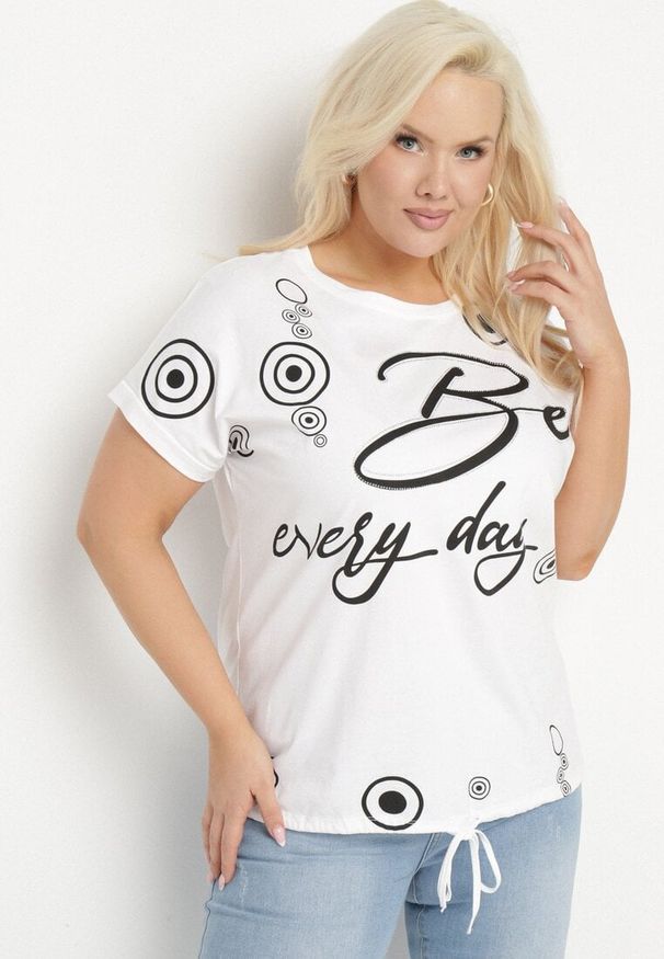 Born2be - Biały Bawełniany T-shirt z Napisem Be Every Day i Ściągaczem na Dole Ableza. Okazja: na co dzień. Kolekcja: plus size. Kolor: biały. Materiał: bawełna. Wzór: napisy. Styl: casual