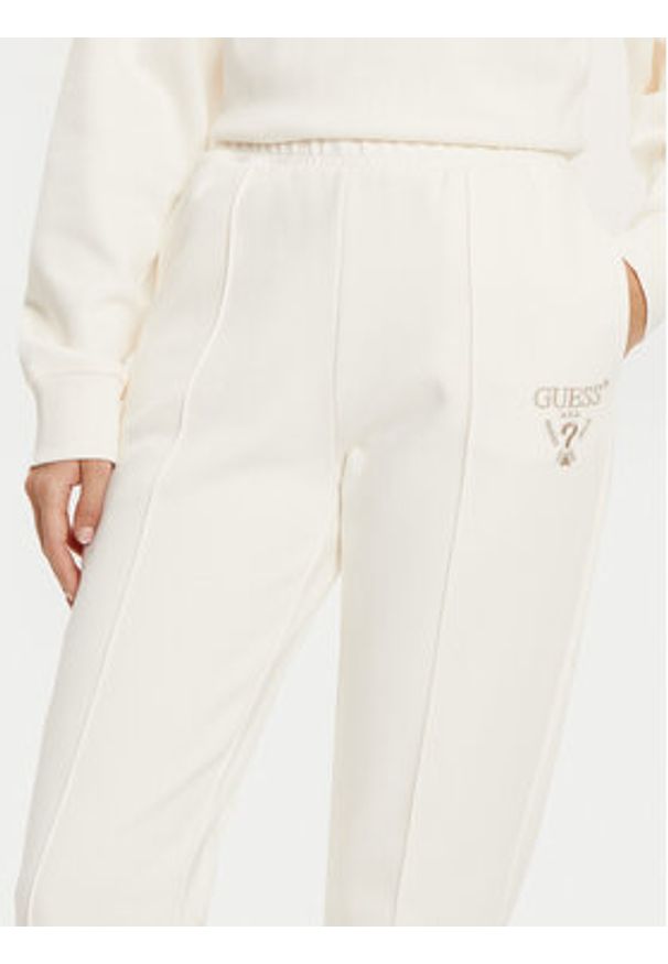 Guess Spodnie dresowe V5RB13 KC3D2 Écru Regular Fit. Materiał: syntetyk, bawełna
