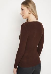 Born2be - Brązowy Dopasowany Sweter z Prążkowanej Dzianiny z Bawełną z Dekoltem w Serek Tesma. Okazja: na co dzień. Typ kołnierza: dekolt w serek. Kolor: brązowy. Materiał: dzianina, bawełna, prążkowany. Długość rękawa: długi rękaw. Długość: długie. Styl: elegancki, casual