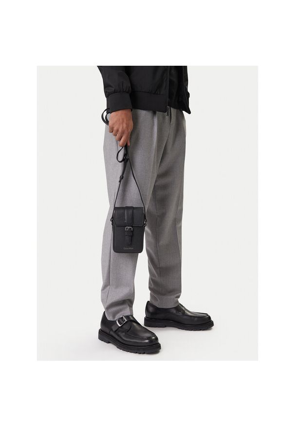 Saszetka Calvin Klein. Kolor: czarny