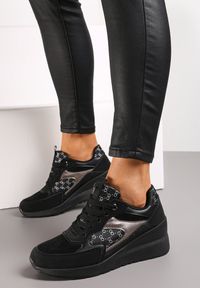 Renee - Czarne Sznurowane Sneakersy na Koturnie z Ozdobnymi Wstawkami Tuelie. Kolor: czarny. Obcas: na koturnie