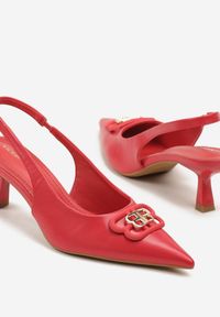 Renee - Czerwone Sandały Vices na Kaczuszce Typu Slingback Ozdobione Metaliczną Aplikacją Lilarunea. Okazja: na co dzień. Kolor: czerwony. Materiał: jeans. Wzór: aplikacja. Sezon: lato. Obcas: na szpilce. Styl: elegancki, casual #5
