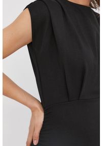 Answear Lab Sukienka kolor czarny mini dopasowana. Kolor: czarny. Materiał: dzianina. Wzór: gładki. Typ sukienki: dopasowane. Styl: wakacyjny. Długość: mini #8