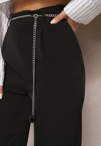 Renee - Czarne Eleganckie Spodnie z Rozszerzanymi Nogawkami Wykończone Ozdobnym Łańcuszkiem w Pasie Hamophona. Okazja: na spotkanie biznesowe. Stan: podwyższony. Kolor: czarny. Styl: elegancki