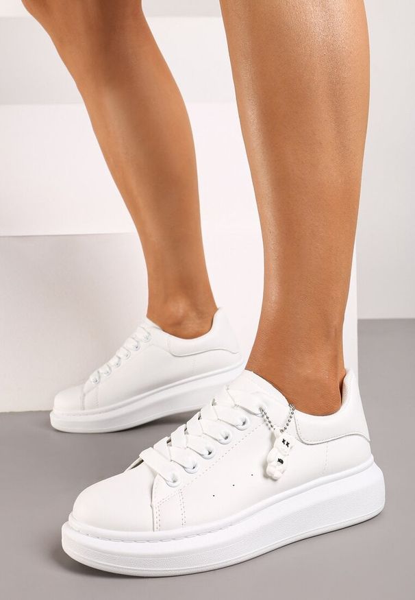 Renee - Białe Casualowe Sneakersy z Zawieszką Misiem Ulevidia. Okazja: na co dzień. Zapięcie: sznurówki. Kolor: biały. Materiał: jeans. Sezon: lato, wiosna. Sport: turystyka piesza