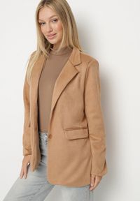 Born2be - Beżowa Marynarka Oversize z Imitacji Zamszu o Pudełkowym Kroju Alonella. Okazja: na spotkanie biznesowe, do pracy, na randkę, na co dzień. Kolor: beżowy. Materiał: zamsz. Wzór: grochy. Styl: retro, biznesowy, casual, klasyczny