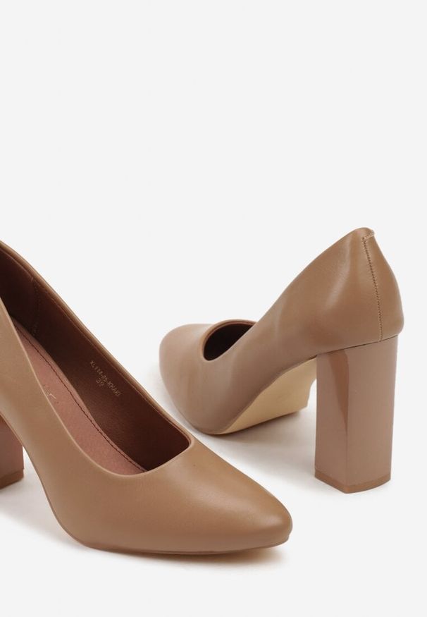 Renee - Ciemnobeżowe Czółenka Vices na Słupku Klocku ze Skórzaną Wkładką Esmela. Okazja: do pracy, na spotkanie biznesowe. Kolor: beżowy. Materiał: skóra. Obcas: na słupku. Styl: klasyczny, street, biznesowy