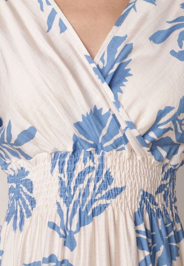 Born2be - Niebieska Wiskozowa Sukienka o Rozkloszowanym Kroju z Kopertowym Dekoltem Morgassa. Okazja: na co dzień. Kolor: niebieski. Materiał: wiskoza. Wzór: kwiaty. Sezon: lato. Typ sukienki: kopertowe. Styl: casual, klasyczny