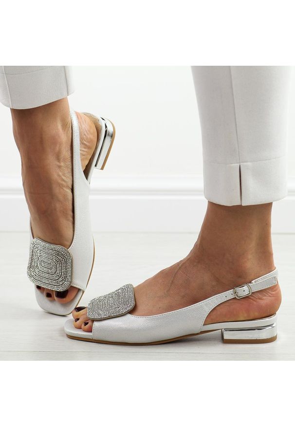 POTOCKI - Srebrne sandały damskie na obcasie Potocki 43314. Okazja: na ślub cywilny, na wesele, na imprezę. Kolor: srebrny. Materiał: skóra. Wzór: aplikacja. Sezon: lato. Obcas: na obcasie. Styl: elegancki. Wysokość obcasa: niski