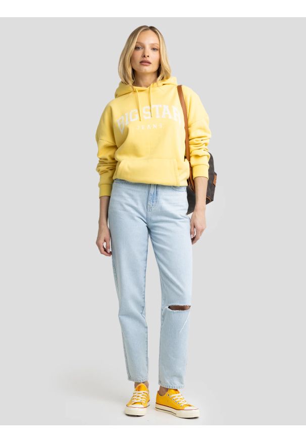 Big-Star - Jeansy damskie mom jeans z dziurą jasnoniebieskie Silla 122. Stan: podwyższony. Kolor: niebieski. Styl: rockowy, elegancki