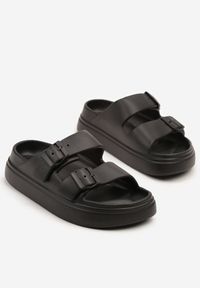 Born2be - Czarne Klapki z Ozdobnymi Klamrami Rettiana. Okazja: na co dzień. Kolor: czarny. Obcas: na obcasie. Styl: elegancki, casual. Wysokość obcasa: niski