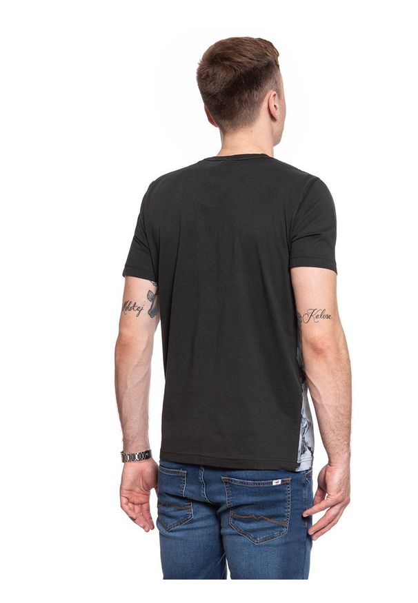 Mustang - MĘSKI T-SHIRT MUSTANG Alex C Print 1009947 4142. Wzór: nadruk