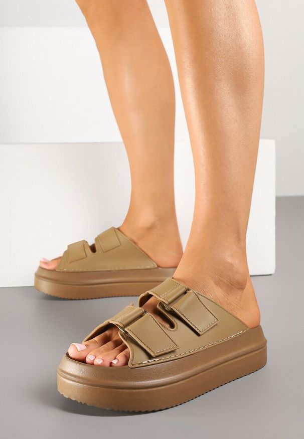 Renee - Ciemnobeżowe Klapki na Piankowej Platformie z Paskami na Rzep Falarisa. Okazja: na co dzień, na spacer. Kolor: beżowy. Materiał: jeans. Obcas: na platformie. Styl: casual