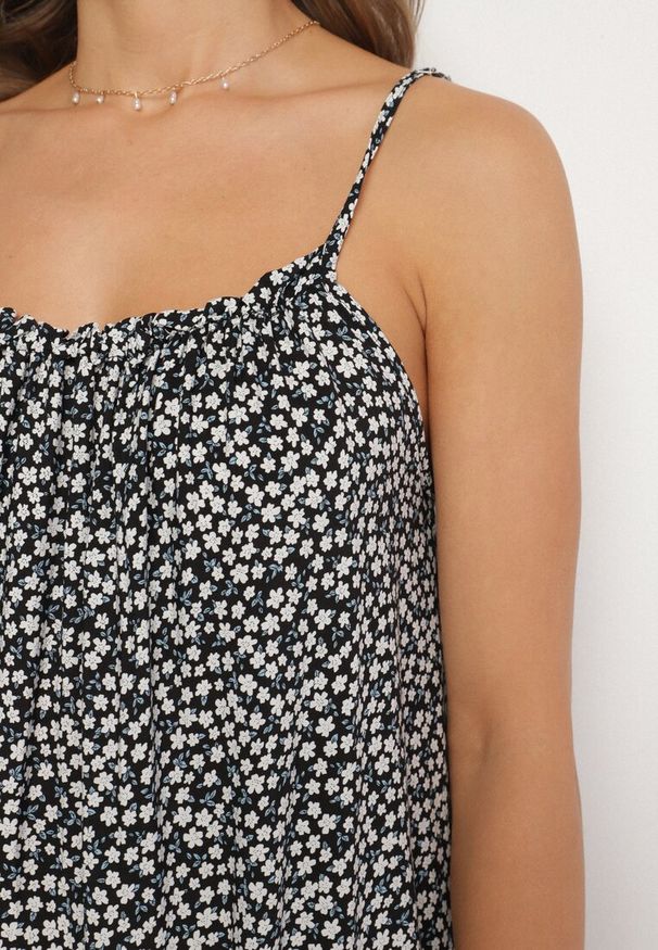 Born2be - Czarna Rozkloszowana Sukienka z Bawełny w Kwiatowy Wzór Nilaretia. Okazja: na co dzień. Kolor: czarny. Materiał: bawełna. Długość rękawa: na ramiączkach. Wzór: kwiaty. Sezon: lato. Typ sukienki: rozkloszowane. Styl: casual