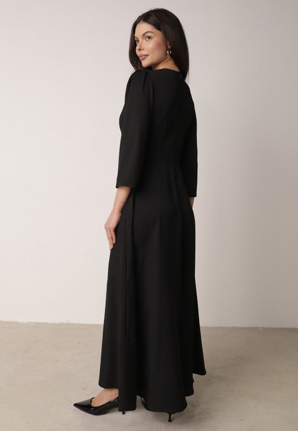 Born2be - Czarna Kopertowa Sukienka Wieczorowa z Metaliczną Aplikacją w Talii Henalana. Okazja: na imprezę. Typ kołnierza: dekolt w serek. Kolor: czarny. Wzór: aplikacja. Typ sukienki: kopertowe. Styl: wizytowy