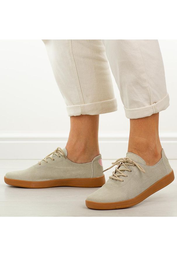 Beżowe skórzane półbuty damskie T.Sokolski w26-611. Okazja: na co dzień. Nosek buta: okrągły. Zapięcie: sznurówki. Kolor: beżowy. Materiał: zamsz, skóra. Szerokość cholewki: normalna. Sezon: wiosna, jesień, lato. Styl: casual, elegancki, klasyczny