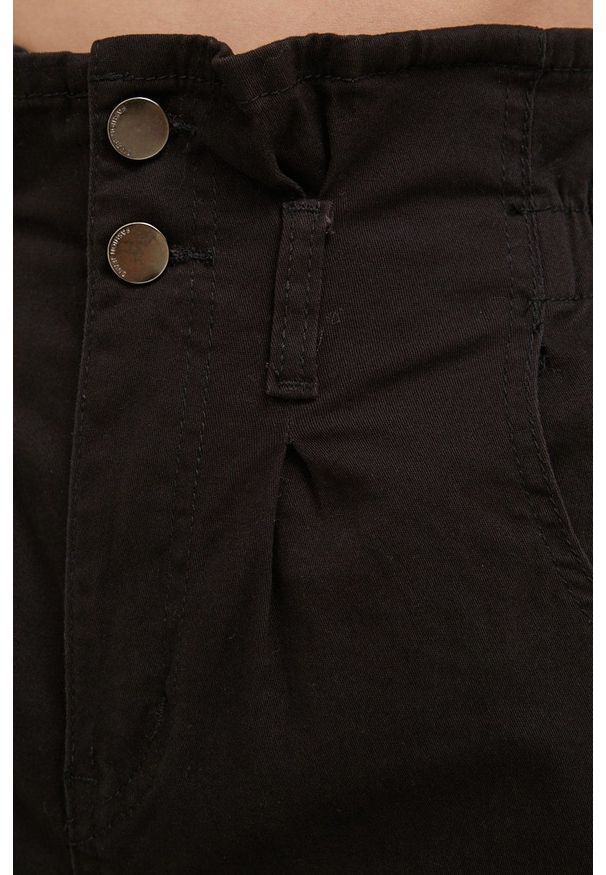 Answear Lab szorty damskie kolor czarny gładkie high waist. Okazja: na co dzień. Stan: podwyższony. Kolor: czarny. Materiał: tkanina. Wzór: gładki. Styl: wakacyjny
