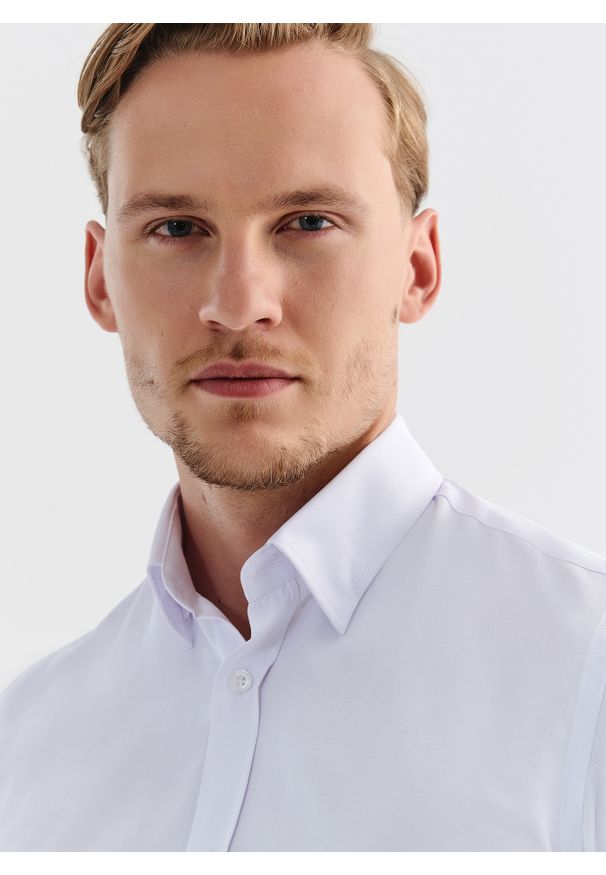 Pako Lorente - PAKO LORENTE – Biała gładka elegancka koszula męska. Typ kołnierza: kołnierzyk klasyczny. Kolor: biały. Materiał: poliester, bawełna. Długość rękawa: długi rękaw. Długość: długie. Wzór: gładki. Styl: elegancki