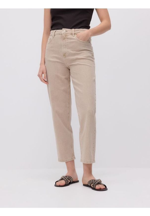 Reserved - Jeansy mom fit - kremowy. Stan: podwyższony. Kolor: kremowy