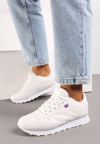 Renee - Białe Sznurowane Sneakersy przed Kostkę Vanelle. Okazja: na spotkanie biznesowe. Wysokość cholewki: przed kostkę. Kolor: biały. Materiał: jeans, materiał #2