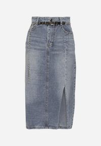 Born2be - Granatowa Bawełniana Spódnica Jeansowa Ozdobiona Łańcuchem Lilisela. Okazja: na co dzień. Kolor: niebieski. Materiał: bawełna, jeans. Wzór: aplikacja. Styl: klasyczny, elegancki, casual