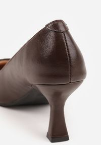 Renee - Brązowe Czółenka Vices ze Skórzaną Wkładką i Metaliczną Klamerką Berrine. Okazja: na spotkanie biznesowe. Kolor: brązowy. Materiał: skóra. Obcas: na obcasie. Styl: biznesowy, retro. Wysokość obcasa: niski #6