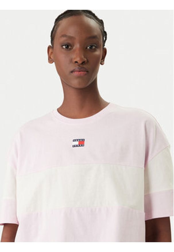 Tommy Jeans T-Shirt Badge Colour-Blocked DW0DW18706 Różowy Oversize. Kolor: różowy. Materiał: bawełna