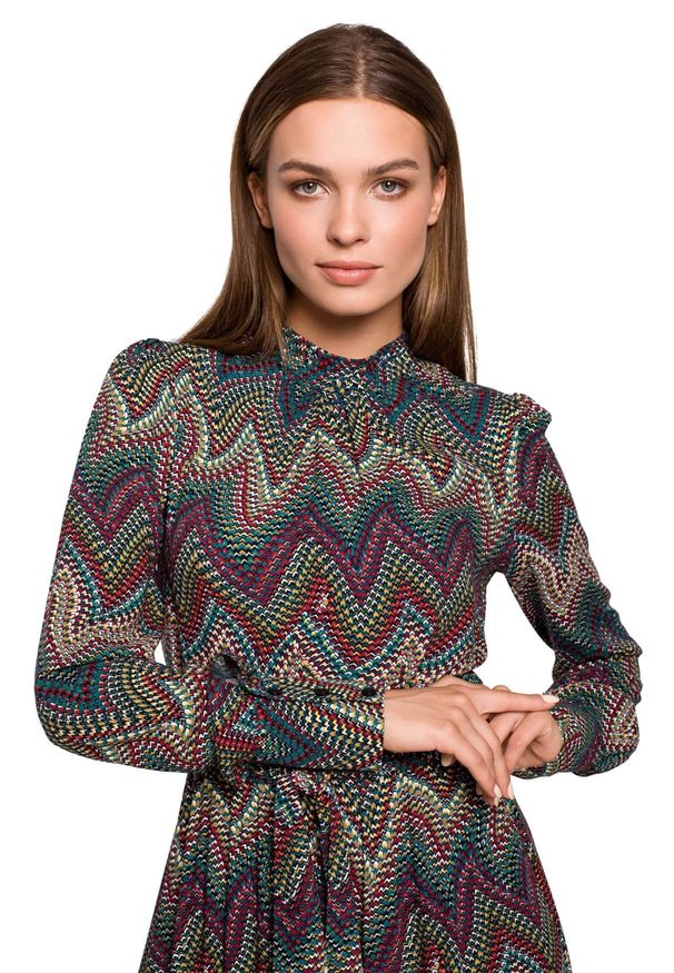 Style - Długa sukienka z falbaną u dołu - aztecki wzór. Typ kołnierza: kołnierzyk stójkowy. Materiał: tkanina, wiskoza, guma. Długość rękawa: długi rękaw. Wzór: nadruk. Sezon: jesień. Styl: elegancki. Długość: maxi