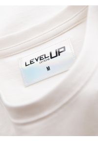Ombre Clothing - Bawełniany męski longsleeve U-neck z lampasami i nadrukiem na piersi – złamana biel V3 - Rozmiar: XXL. Materiał: bawełna. Długość rękawa: długi rękaw. Wzór: nadruk. Styl: klasyczny, sportowy #8