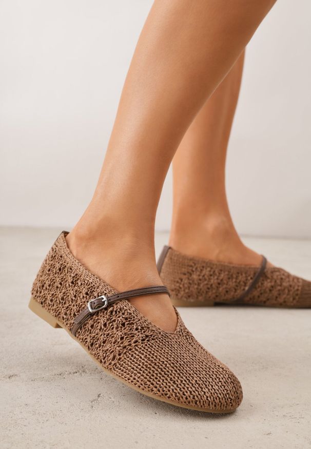 Born2be - Brązowe Plecione Balerinki VICES z Paskiem z Klamerką i Wycięciem V Nemecea. Okazja: na co dzień. Zapięcie: pasek. Kolor: brązowy. Materiał: jeans. Szerokość cholewki: normalna. Wzór: haft. Sezon: lato. Styl: boho, casual, elegancki