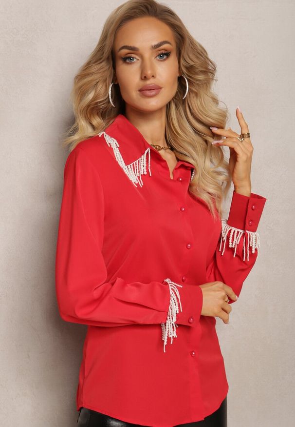 Renee - Czerwona Koszula z Długim Rękawem Ozdobiona Wiszącymi Perełkami Fadura. Kolor: czerwony. Długość rękawa: długi rękaw. Długość: długie. Wzór: aplikacja. Sezon: jesień, wiosna, zima. Styl: elegancki