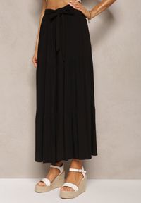 Renee - Czarna Rozkloszowana Spódnica Maxi z Wiskozy z Materiałowymi Paskami Wintelis. Okazja: do pracy. Kolor: czarny. Materiał: materiał, wiskoza. Wzór: paski. Styl: elegancki