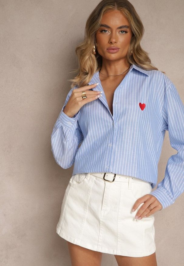 Renee - Jasnoniebieska Prążkowana Koszula Oversize Zdobiona Haftem w Kształcie Serca Taleniela. Okazja: na co dzień. Typ kołnierza: kołnierzyk klasyczny. Kolor: niebieski. Materiał: prążkowany. Długość rękawa: długi rękaw. Długość: długie. Wzór: haft, aplikacja. Styl: klasyczny, casual, elegancki