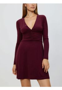 Reserved - Sukienka z marszczeniami - ciemnofioletowy. Kolor: fioletowy. Materiał: dzianina. Wzór: gładki. Typ sukienki: proste