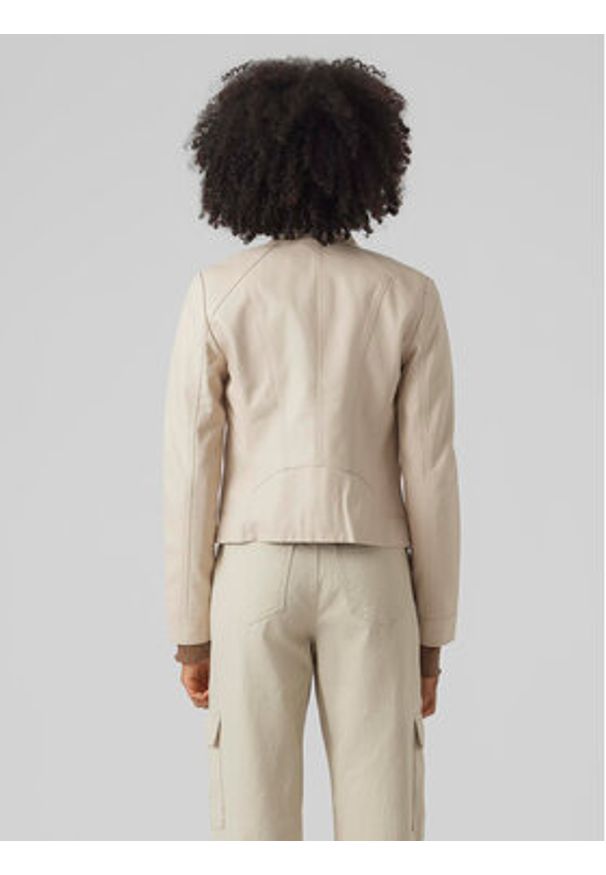 Vero Moda Kurtka z imitacji skóry Favodona 10288555 Beżowy Regular Fit. Kolor: beżowy. Materiał: skóra