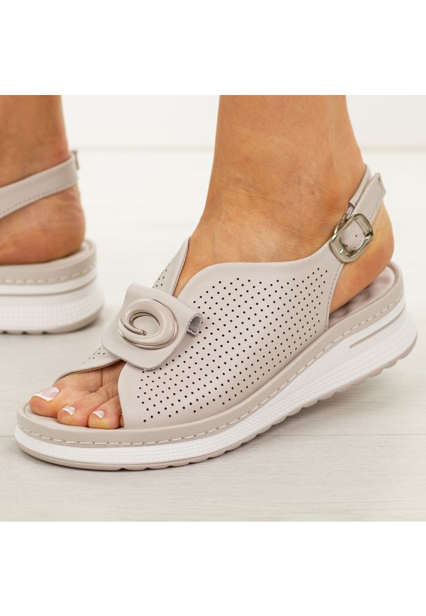 Khaki skórzane sandały damskie Cambell 40328. Okazja: na co dzień. Nosek buta: okrągły. Zapięcie: pasek. Kolor: brązowy. Wzór: aplikacja. Materiał: skóra. Sezon: wiosna, lato. Obcas: na platformie. Styl: casual