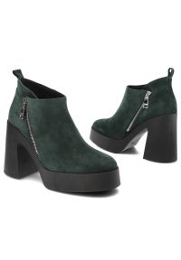 Zielone Botki Armodo Modne Buty Na Obcasie. Okazja: na co dzień. Kolor: zielony. Materiał: zamsz. Obcas: na obcasie. Styl: casual, elegancki, wizytowy. Wysokość obcasa: średni #3