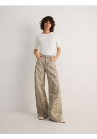 Reserved - Jeansy wide leg w zwierzęcy wzór - beżowy. Kolor: beżowy. Wzór: motyw zwierzęcy