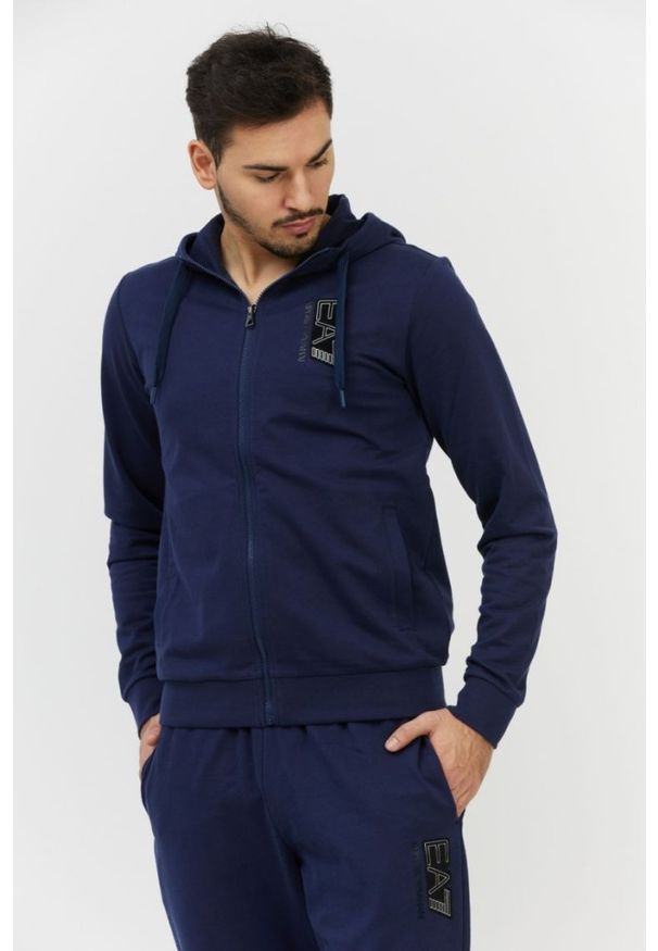 EA7 Emporio Armani - EA7 Granatowa bluza męska z wymiennym logo, Rozmiar S. Typ kołnierza: kaptur. Kolor: niebieski. Materiał: prążkowany. Wzór: aplikacja
