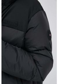 TOMMY HILFIGER - Tommy Hilfiger kurtka damska kolor czarny zimowa. Kolor: czarny. Materiał: syntetyk, poliester. Sezon: zima #3