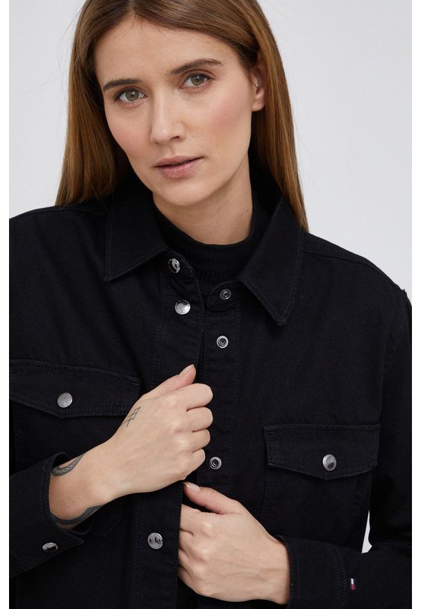 TOMMY HILFIGER - Tommy Hilfiger Koszula jeansowa damska kolor czarny regular z kołnierzykiem klasycznym. Okazja: na co dzień. Typ kołnierza: kołnierzyk klasyczny. Kolor: czarny. Materiał: jeans. Styl: klasyczny