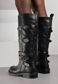 Born2be - Czarne Kozaki Bikery Ozdobione Paskami i Kwadratowymi Klamrami Lingara. Okazja: na co dzień. Zapięcie: klamry. Kolor: czarny. Materiał: jeans. Wzór: aplikacja. Styl: casual, rockowy, klasyczny #2