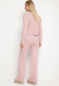 Born2be - Jasnoróżowy Dzianinowy Komplet z Wełną i Bawełną Sweter z Tłoczonym Wzorem i Spodnie Otivra. Kolor: różowy. Materiał: dzianina, wełna, bawełna #2