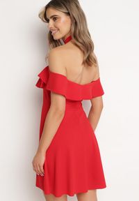 Born2be - Czerwona Rozkloszowana Sukienka z Dekoltem ze Stójką i Siateczką Prantia. Okazja: na imprezę. Typ kołnierza: kołnierzyk stójkowy. Kolor: czerwony. Styl: elegancki #3