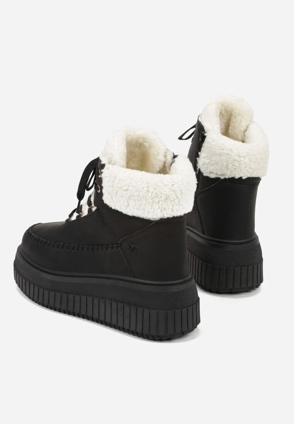 Renee - Czarne Śniegowce na Platformie z Tłoczeniem Ozdobione Przeszyciami i Futerkiem Ralassa. Okazja: na co dzień. Kolor: czarny. Materiał: futro. Wzór: aplikacja. Sezon: jesień. Obcas: na platformie. Styl: casual