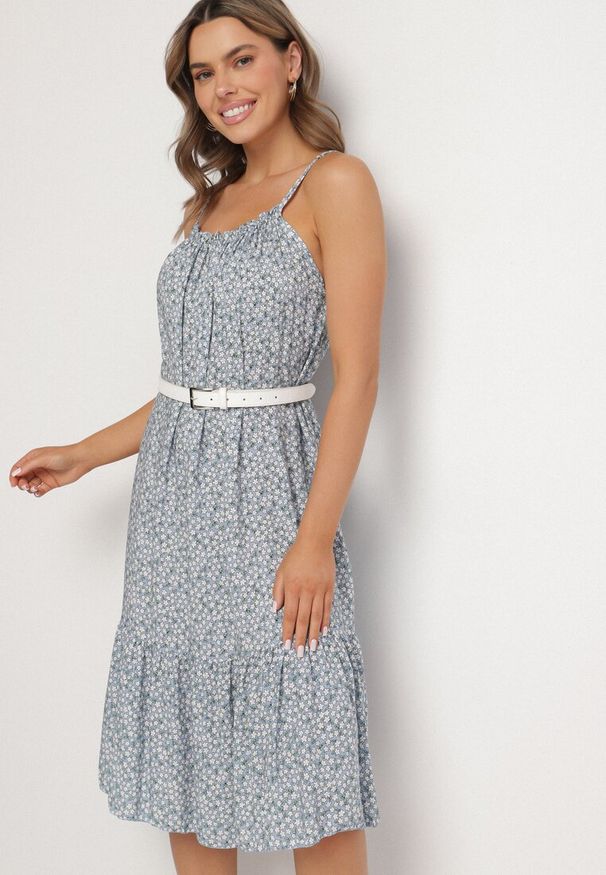 Born2be - Jasnoniebieska Rozkloszowana Sukienka z Bawełny w Kwiatowy Wzór Nilaretia. Okazja: na co dzień. Kolor: niebieski. Materiał: bawełna. Długość rękawa: na ramiączkach. Wzór: kwiaty. Sezon: lato. Typ sukienki: rozkloszowane. Styl: casual
