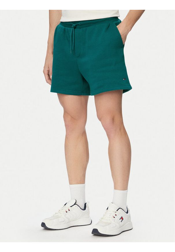 Tommy Jeans Szorty sportowe DM0DM21931 Zielony ciemny Regular Fit. Kolor: zielony. Materiał: bawełna. Styl: sportowy