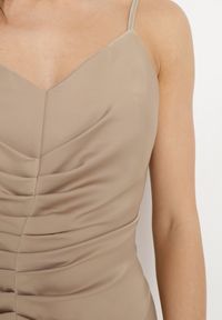 Born2be - Beżowa Satynowa Sukienka Koktajlowa z Ozdobnym Drapowaniem i Rozcięciem Saligurtia. Okazja: na imprezę. Kolor: beżowy. Materiał: satyna. Długość rękawa: na ramiączkach. Wzór: aplikacja. Sezon: lato. Styl: wizytowy #2